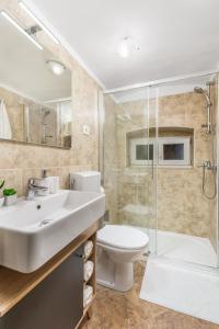 łazienka z umywalką, toaletą i prysznicem w obiekcie Apartment Carolina w mieście Opatija