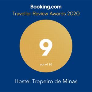 un cerchio giallo con il numero sopra e i premi per la revisione itinerante di Hostel Tropeiro de Minas a Juiz de Fora