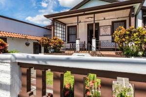 アラフエラにあるALAJUELA CITY Hotel & Guest Houseの前に柵がある家