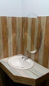 素可泰的住宿－Nong Or Blue House Resort，一间带水槽和镜子的浴室