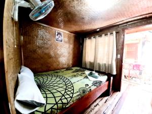 Een bed of bedden in een kamer bij Castaway Native Huts