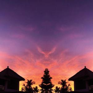 een zonsondergang met een hartvormige wolk in de lucht bij Hill Dance Bali American Hotel in Jimbaran