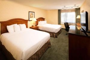 Televiisor ja/või meelelahutuskeskus majutusasutuses Red Lion Hotel Wenatchee City Center