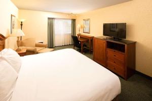 Televiisor ja/või meelelahutuskeskus majutusasutuses Red Lion Hotel Wenatchee City Center