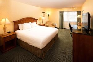 Televiisor ja/või meelelahutuskeskus majutusasutuses Red Lion Hotel Wenatchee City Center