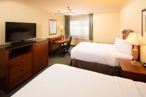 Televiisor ja/või meelelahutuskeskus majutusasutuses Red Lion Hotel Wenatchee City Center