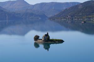 a small island in the middle of a body of water at La Pastorale in La Bâtie-Neuve