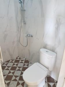Kylpyhuone majoituspaikassa iLOMBA