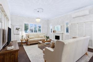 uma sala de estar com um sofá e uma lareira em Nell's Place em Toowoomba