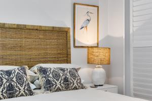 - une chambre avec un lit doté d'oreillers et d'une photo dans l'établissement Nell's Place, à Toowoomba