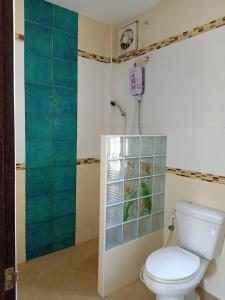y baño con aseo y ducha. en Saithong Resort, en Udon Thani