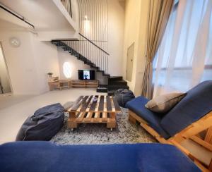 Posezení v ubytování Tamarind Suites by BeeStay Management