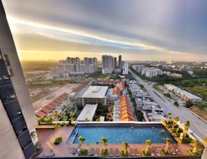 een luchtzicht op een stad met een zwembad bij Tamarind Suites by BeeStay Management in Cyberjaya
