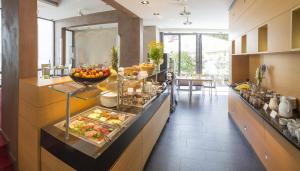 ein Buffet mit Obst und Gemüse. in der Unterkunft Landidyll Hotel Lamm in Vaihingen an der Enz