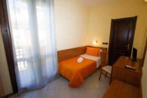 Postel nebo postele na pokoji v ubytování Hotel Merlino