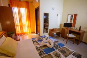 Postel nebo postele na pokoji v ubytování Hotel Merlino