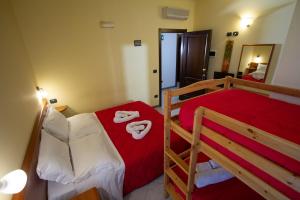 Postel nebo postele na pokoji v ubytování Hotel Merlino