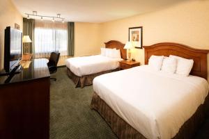 ケニウィックにあるRed Lion Hotel Kennewick Columbia Centerのベッド2台、薄型テレビが備わるホテルルームです。