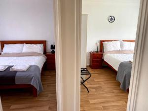 1 dormitorio con 2 camas y un pasillo con 2 camas en Waldeck Heights en Geraldton