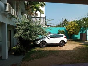 Vrt pred nastanitvijo New SeaSide Inn Hikkaduwa