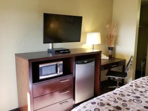 En TV eller et underholdningssystem på SureStay Hotel by Best Western Vallejo Napa Valley