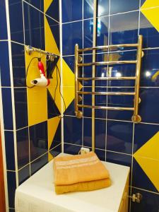 ヴィーンヌィツャにあるКвартира посуточно р-н жд Вокзала О9З22727ІІの青と黄色のタイル張りの壁のバスルーム(タオル付)