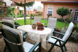 A garden outside Teubel apartman 2