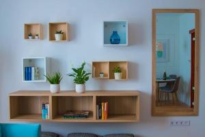 um quarto com uma estante de livros com plantas e um espelho em Teubel apartman 1. em Székesfehérvár