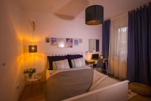 A bed or beds in a room at Teubel apartman 2