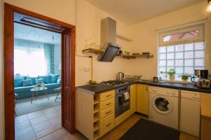 A kitchen or kitchenette at Teubel apartman 2