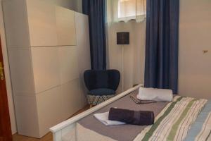 A bed or beds in a room at Teubel apartman 2