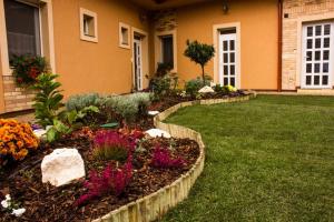 A garden outside Teubel apartman 2