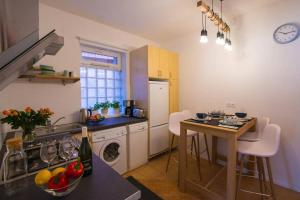 A kitchen or kitchenette at Teubel apartman 2