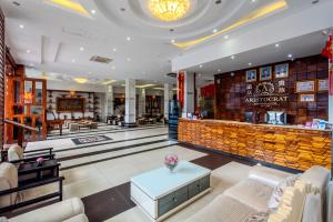 Ein Sitzbereich in der Unterkunft Aristocrat Residence & Hotel