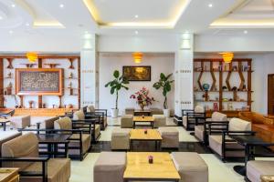 eine Lobby eines Restaurants mit Sofas und Tischen in der Unterkunft Aristocrat Residence & Hotel in Sihanoukville