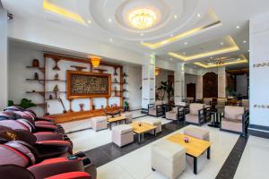 Ein Sitzbereich in der Unterkunft Aristocrat Residence & Hotel