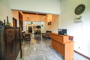 sala de estar con mesa y comedor en Leo's Home Stay, en Colombo