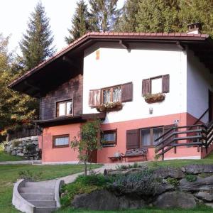 Το κτήριο όπου στεγάζεται  το διαμέρισμα