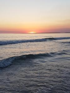 een zonsondergang op het strand met de oceaan bij maison "Le Goéland" à deux pas des plages in Longeville-sur-Mer