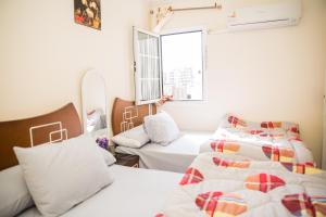 Tempat tidur dalam kamar di Breathtaking Wide Seaview Apartment