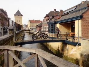 un puente sobre un río en una ciudad en Gastsuite in Valkenburg aan de Geul, en Valkenburg
