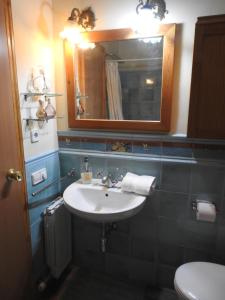 a bathroom with a sink and a mirror and a toilet at Atic Gaudi-Gracia in Barcelona