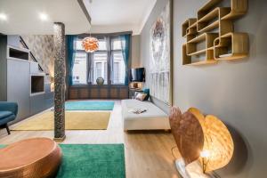 Televízia a/alebo spoločenská miestnosť v ubytovaní Luxury Pilvax Studio