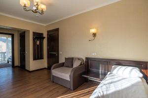Posezení v ubytování Amarena SPA Hotel - Breakfast included in the price Spa Swimming pool Sauna Hammam Jacuzzi Restaurant inexpensive and delicious food Parking area Barbecue 400 m to Bukovel Lift 1 room and cottages