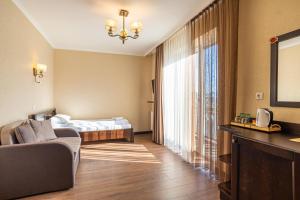 Postel nebo postele na pokoji v ubytování Amarena SPA Hotel - Breakfast included in the price Spa Swimming pool Sauna Hammam Jacuzzi Restaurant inexpensive and delicious food Parking area Barbecue 400 m to Bukovel Lift 1 room and cottages