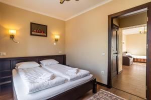 Postel nebo postele na pokoji v ubytování Amarena SPA Hotel - Breakfast included in the price Spa Swimming pool Sauna Hammam Jacuzzi Restaurant inexpensive and delicious food Parking area Barbecue 400 m to Bukovel Lift 1 room and cottages