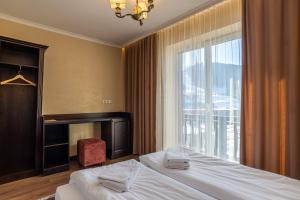 Postel nebo postele na pokoji v ubytování Amarena SPA Hotel - Breakfast included in the price Spa Swimming pool Sauna Hammam Jacuzzi Restaurant inexpensive and delicious food Parking area Barbecue 400 m to Bukovel Lift 1 room and cottages