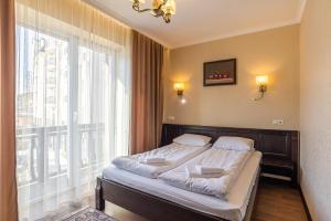 Postel nebo postele na pokoji v ubytování Amarena SPA Hotel - Breakfast included in the price Spa Swimming pool Sauna Hammam Jacuzzi Restaurant inexpensive and delicious food Parking area Barbecue 400 m to Bukovel Lift 1 room and cottages