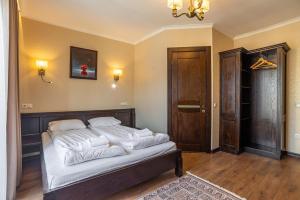 Postel nebo postele na pokoji v ubytování Amarena SPA Hotel - Breakfast included in the price Spa Swimming pool Sauna Hammam Jacuzzi Restaurant inexpensive and delicious food Parking area Barbecue 400 m to Bukovel Lift 1 room and cottages
