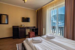 Postel nebo postele na pokoji v ubytování Amarena SPA Hotel - Breakfast included in the price Spa Swimming pool Sauna Hammam Jacuzzi Restaurant inexpensive and delicious food Parking area Barbecue 400 m to Bukovel Lift 1 room and cottages